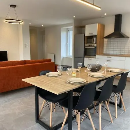 Apartament A L'ancienne Ecole Saint-Ours (Puy-de-Dome)